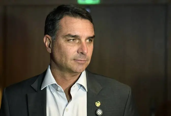 Fuga e carta com teor golpista irritam aliados de Flávio; isolamento cresce