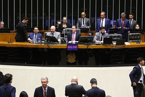 Câmara aprova aumento do teto e perdão de dívidas do MEI a 11 dias do 2º turno